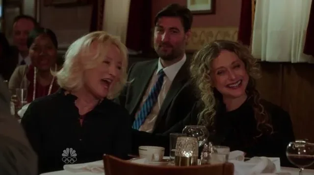 A still from Law & Order: SVU: diners at a restaurant table